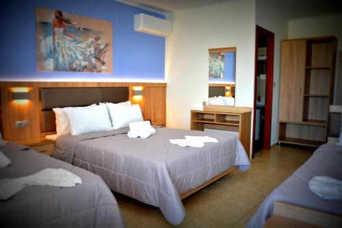 Cama ou camas em um quarto em Denis Hotel and Bungalows