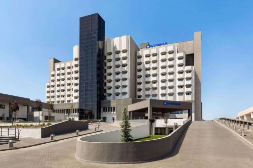 een weergave van een hotel met een groot gebouw bij Wyndham Bukhara in Bukhara