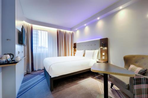 Кровать или кровати в номере Premier Inn Berlin City Wilmersdorf