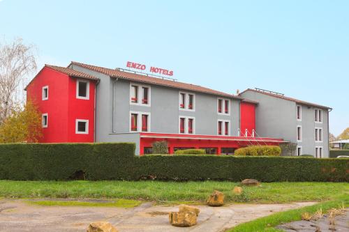 Cet hôtel occupe un bâtiment rouge et blanc. dans l'établissement Enzo Hotels Pont-a-Mousson by Kyriad Direct, à Pont-à-Mousson