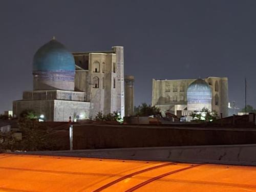 un grande edificio con due cupole di fronte di Hanifa Boutique a Samarkand