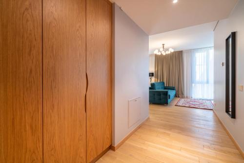 een hal van een woonkamer met een grote houten kast bij Easyrooms Dzirnavu in Rīga