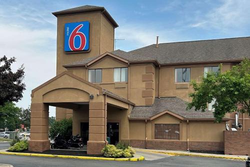 um edifício com um sinal em cima em Motel 6-Indianapolis, IN - Airport em Indianápolis