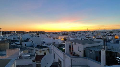 uitzicht op de stad bij zonsondergang met gebouwen bij OlhãOmirante Guesthouse in Olhão