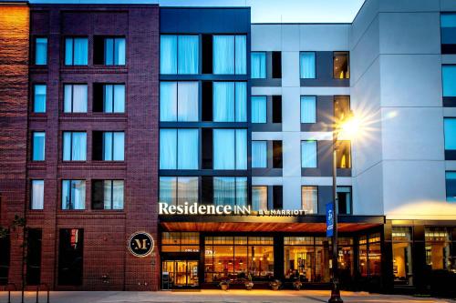 ミズーラにあるResidence Inn by Marriott Missoula Downtownのホテル付きの建物の外観