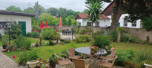 um pátio com uma mesa e cadeiras num quintal em Gasthaus Schwarzer Adler em Altenberg