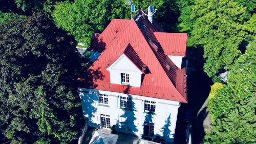 una vista aérea de una casa con techo rojo en Retro Hotel Villa Ostrava, en Ostrava