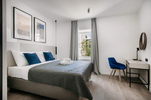 En eller flere senger på et rom på KALA LUXURY ROOMS by DuHomes