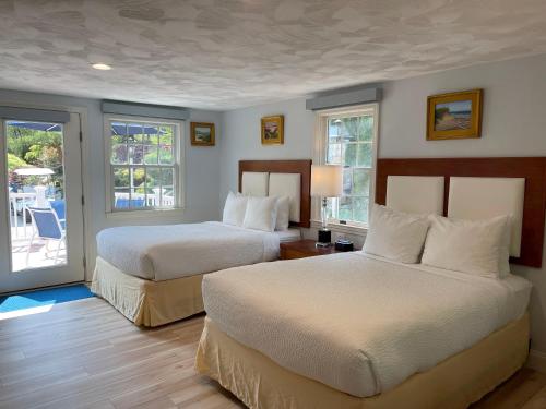 Una cama o camas en una habitación de Pleasant Bay Village Resort