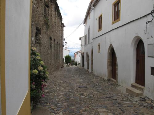 un callejón en un casco antiguo con edificios en Casa do Castelo - Torre, en Castelo de Vide