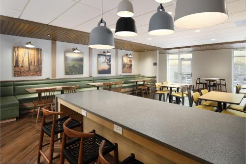 un restaurant avec un bar, des tables et des chaises dans l'établissement Fairfield Inn & Suites Raleigh Durham Airport Research Triangle Park, à Morrisville