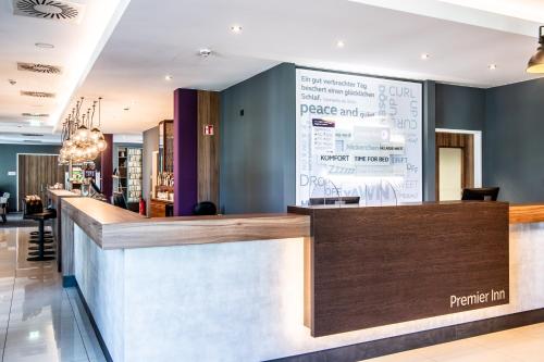 Area lobi atau resepsionis di Premier Inn Heidelberg City Centre