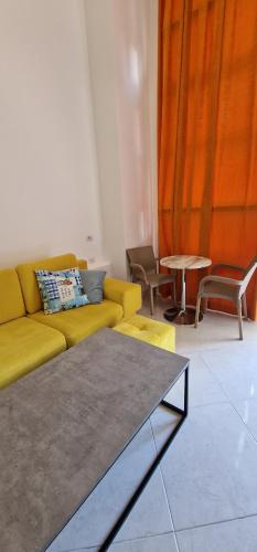 Area tempat duduk di Lovely duplex apartment with patio, 100m from the beach!