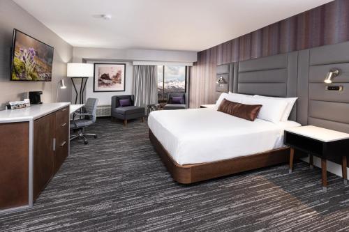 een hotelkamer met een bed en een bureau bij J Resort in Reno