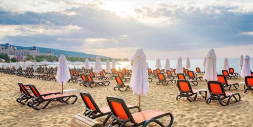 - un groupe de chaises longues et de parasols sur une plage dans l'établissement PARADISO 'В' 403 Fancy Studio Nessebar, à Nessebar