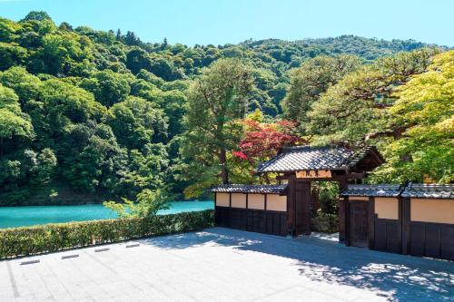 d'un jardin avec vue sur la rivière et les arbres. dans l'établissement Suiran, a Luxury Collection Hotel, Kyoto, à Kyoto