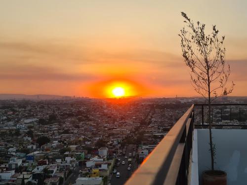 widok na zachód słońca z dachu budynku w obiekcie Departamento con vista increíble en piso 16 w mieście Guadalajara