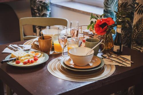 uma mesa com pratos de comida e copos de vinho em Alte Färberei - Wohnen in der Altstadt em Kulmbach