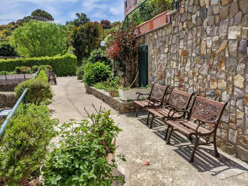 Un jardín fuera de Albergo Le Querce