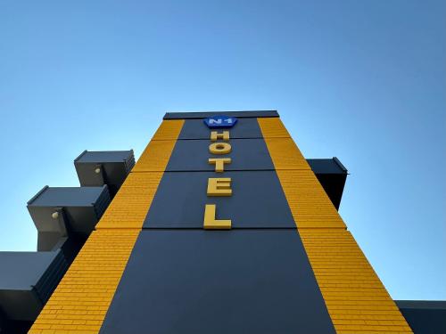 哈拉雷N1 Hotel Samora Machel Harare的一座高大的建筑,上面有字眼