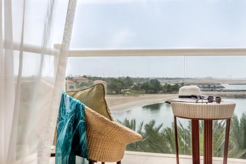 een woonkamer met uitzicht op een groot raam bij Al Raha Beach Hotel in Abu Dhabi