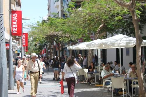 um grupo de pessoas andando por uma rua da cidade em Central apartment in Arrecife - 1 or 2 bedrooms em Arrecife