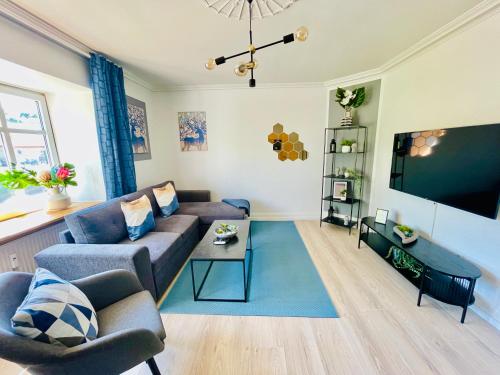 טלויזיה ו/או מרכז בידור ב-aday - Modern 2 Bedroom Charming Central Apartment with Public Parking