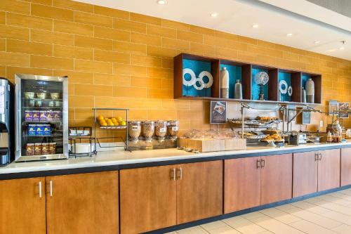 SpringHill Suites by Marriott Houston Rosenberg في روزنبيرغ: طابور بوفيه في مطعم يحتوي على طعام