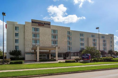 SpringHill Suites by Marriott Houston Rosenberg في روزنبيرغ: مبنى كبير عليه لافته