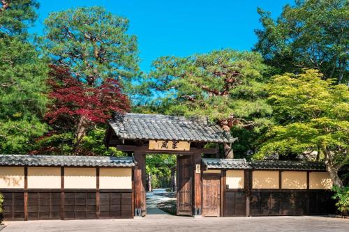 une porte dans un parc avec des arbres en arrière-plan dans l'établissement Suiran, a Luxury Collection Hotel, Kyoto, à Kyoto