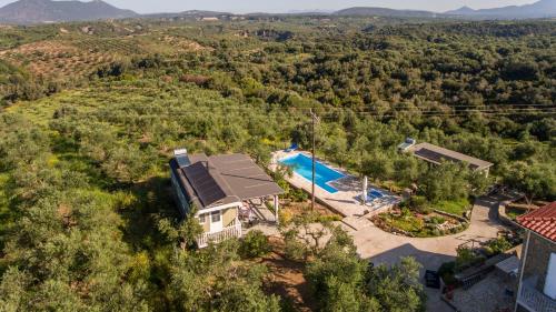 Bazen u ili blizu objekta Hakuna Matata Holidays wooden lodge with airco & pool in Greek Olive Grove