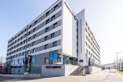 duży biały budynek ze schodami przed nim w obiekcie Premier Inn Nürnberg City Nordost w Norymberdze