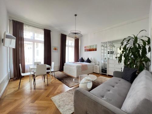 a living room with a couch and a bed at B&B Guest House Du Lac in Montreux