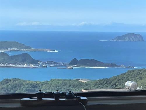 uma janela de cozinha com vista para o oceano em 95 Pavilion em Jiufen