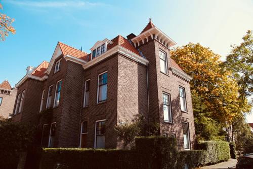 een bakstenen gebouw met een schoorsteen erop bij Bed and Breakfast Juliana in Eindhoven