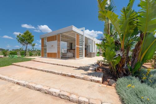 eine Einrichtung eines Hauses mit Garten in der Unterkunft Le Grancìe in Porto Cesareo