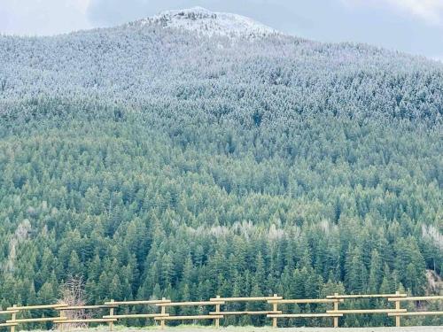 Una imagen general de la montaña o una montaña tomada desde el departamento