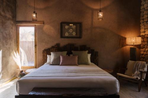 A bed or beds in a room at Our Habitas Atacama