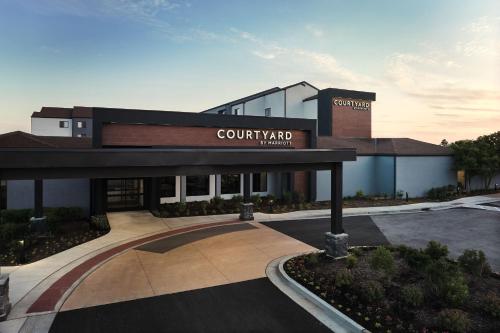 Courtyard by Marriott St. Louis Downtown West في سانت لويس: اطلالة على مبنى محكمة