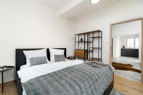 Кровать или кровати в номере Beautiful Apartments With Parking In a Quiet Location