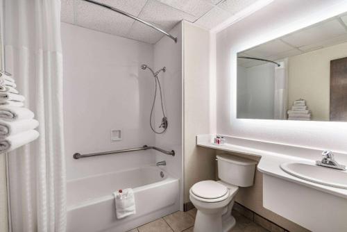 Hotel 505 tesisinde bir banyo