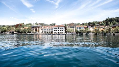 vista sulla città dall'acqua di Hotel San Rocco a Orta San Giulio