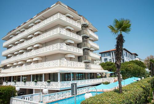 The swimming pool at or close to Hotel Savoy