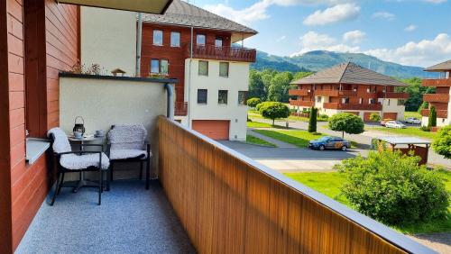 een balkon met een tafel en stoelen in een gebouw bij Apartmán Beskydy in Čeladná