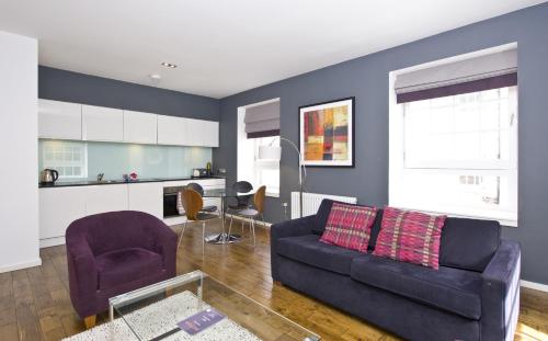 un soggiorno con divano e una cucina di Destiny Scotland -The Malt House Apartments a Edimburgo