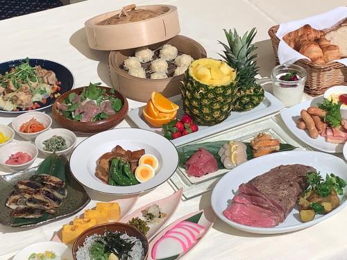 une table contenant de nombreux types de denrées alimentaires différents dans l'établissement Hotel Sankyo Fukushima, à Fukushima