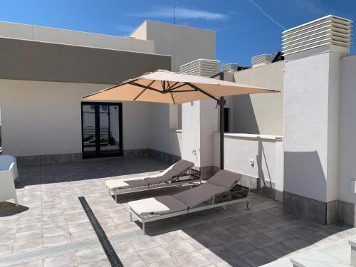 Uma varanda ou outra área externa em Penthouse with wide terrace next to the ocean