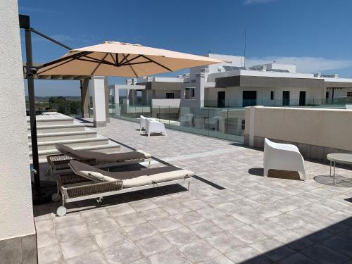 Uma varanda ou terraço em Penthouse with wide terrace next to the ocean