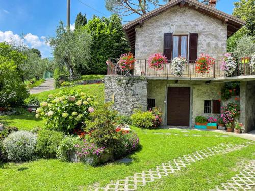 Um jardim em Breva Loft tra gli ulivi ed il lago