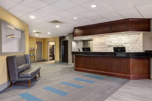 Лоби или рецепция в Days Inn by Wyndham Niagara Falls Near The Falls